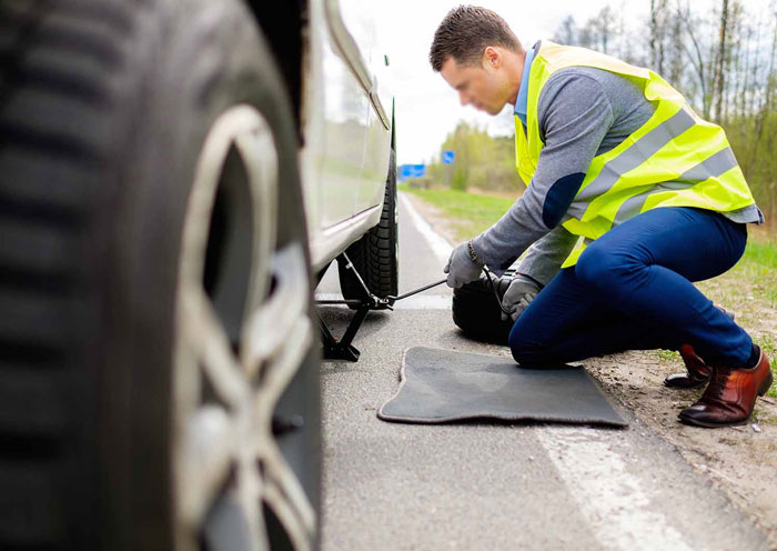 Preparations Before Changing the Tire