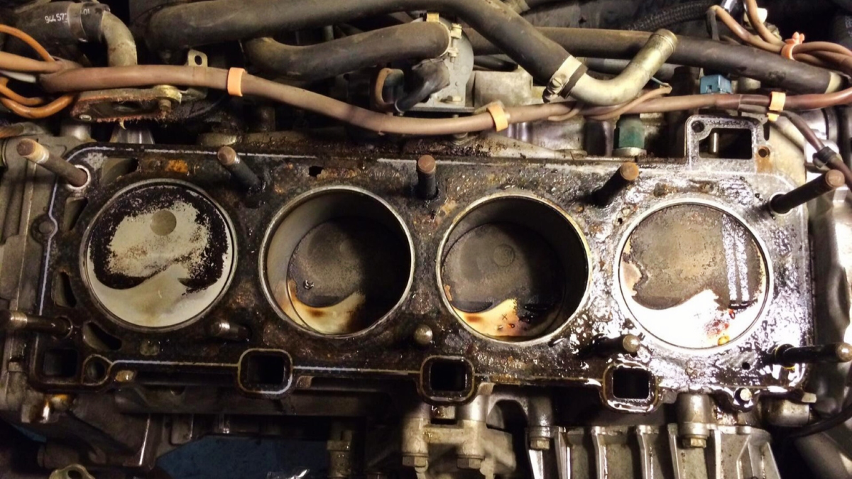 Common Symptoms and Repair Solutions for a Cracked Head Gasket